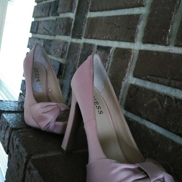 Shoe's - Picture 4 of 6